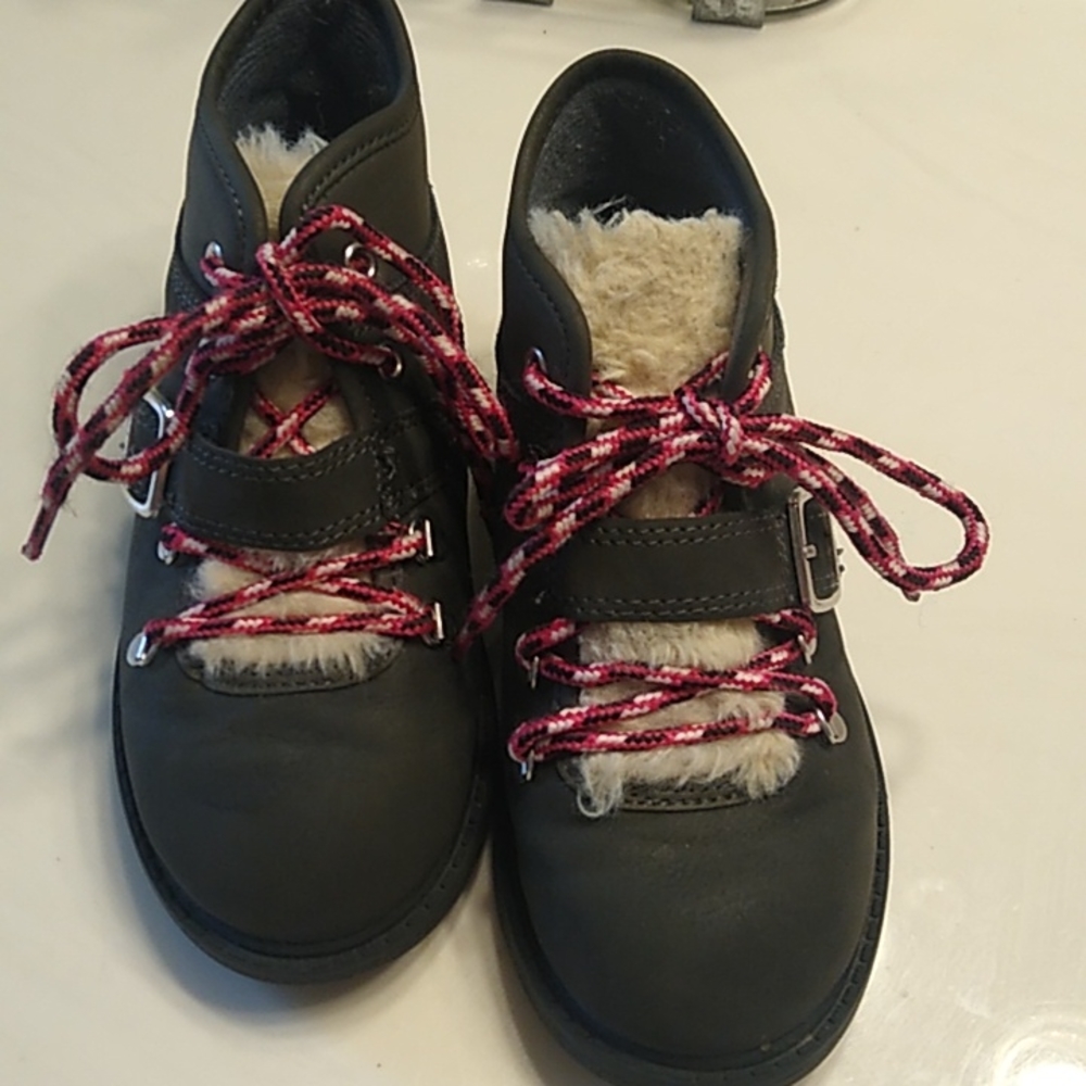 Girl's Carter's boots Size 11 Black with pink laces and fur trim